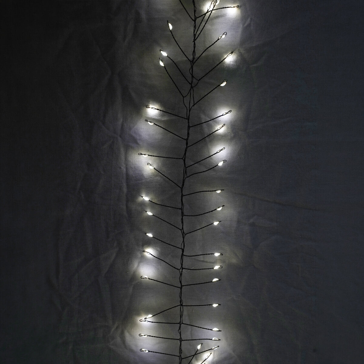 Dettaglio struttura Cluster con 1000 LED bianco naturale e cavo verde