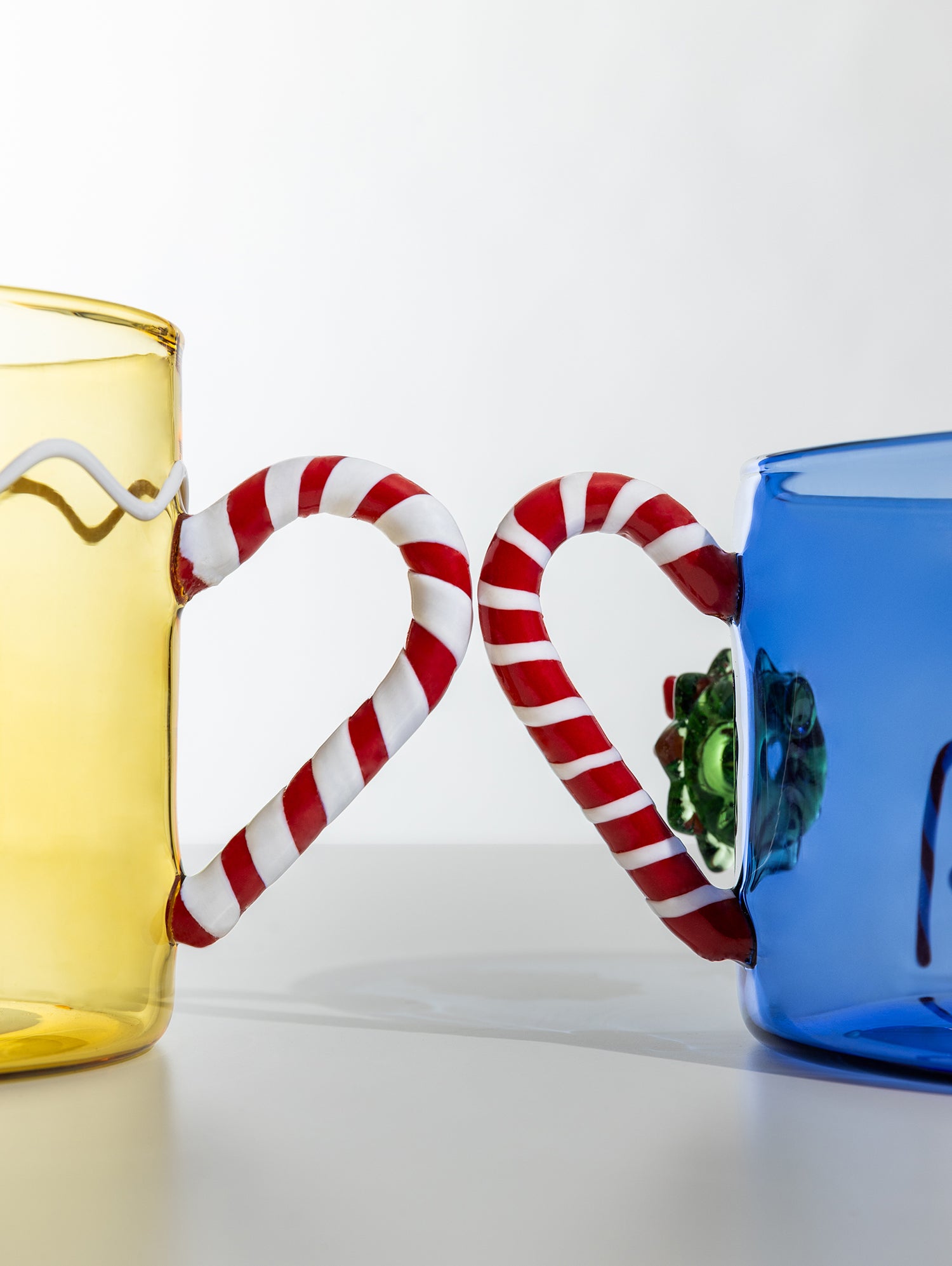 Mug blu Sweet & Candy in vetro con dettaglio manico a bastoncino di zucchero Ichendorf Milano