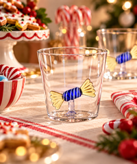 Tumbler Sweet & Candy con caramella gialla e azzurra in vetro Ichendorf Milano ambientata