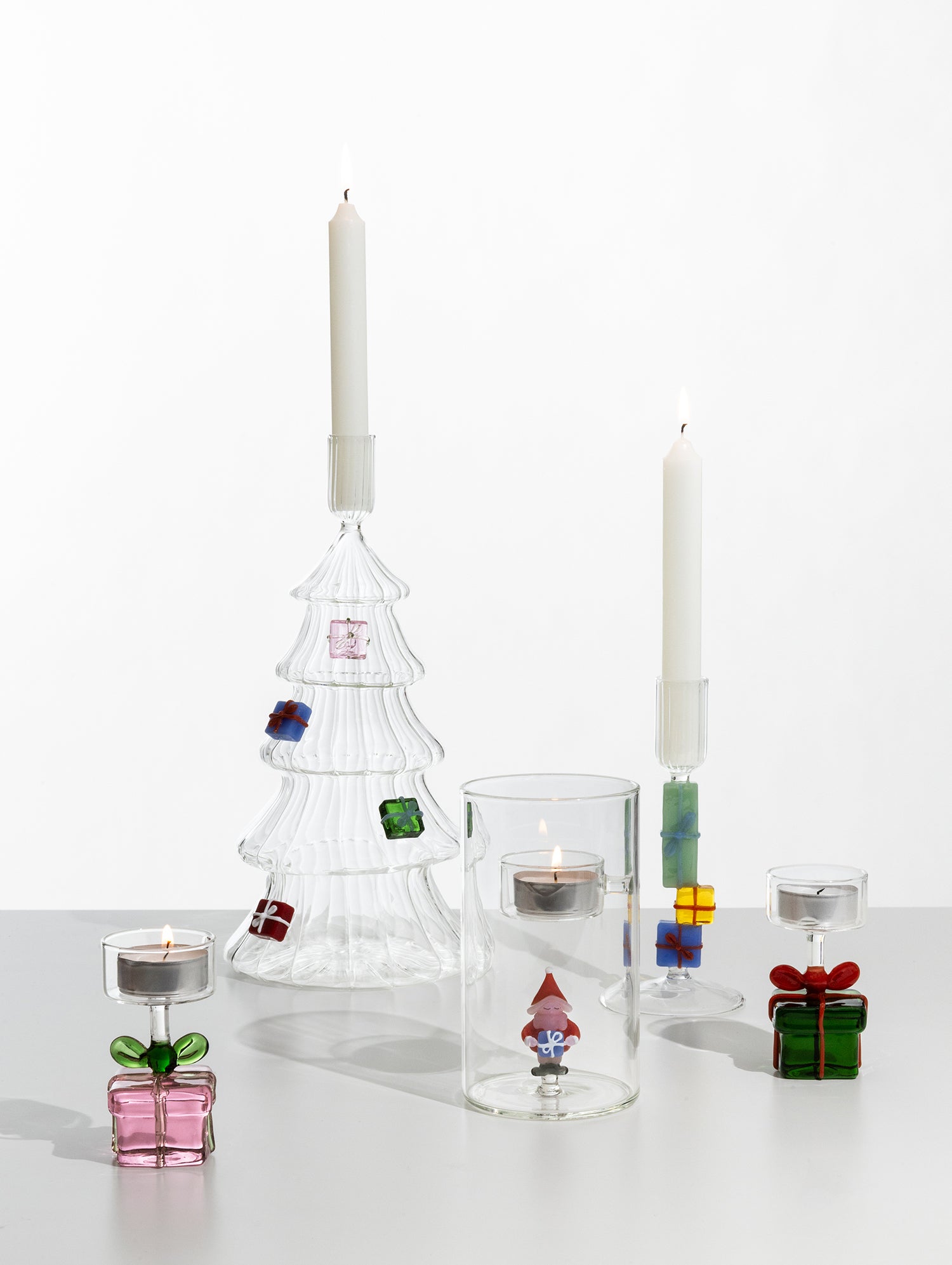 Tealight Christmas Tales Ichendorf Milano con Babbo Natale e regalo azzurro, portacandela in vetro H14 Ø8 cm ambientatato