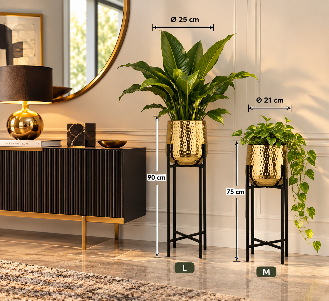 Vaso alto decorativo oro con supporto in metallo nero altezza 90 cm ambientata