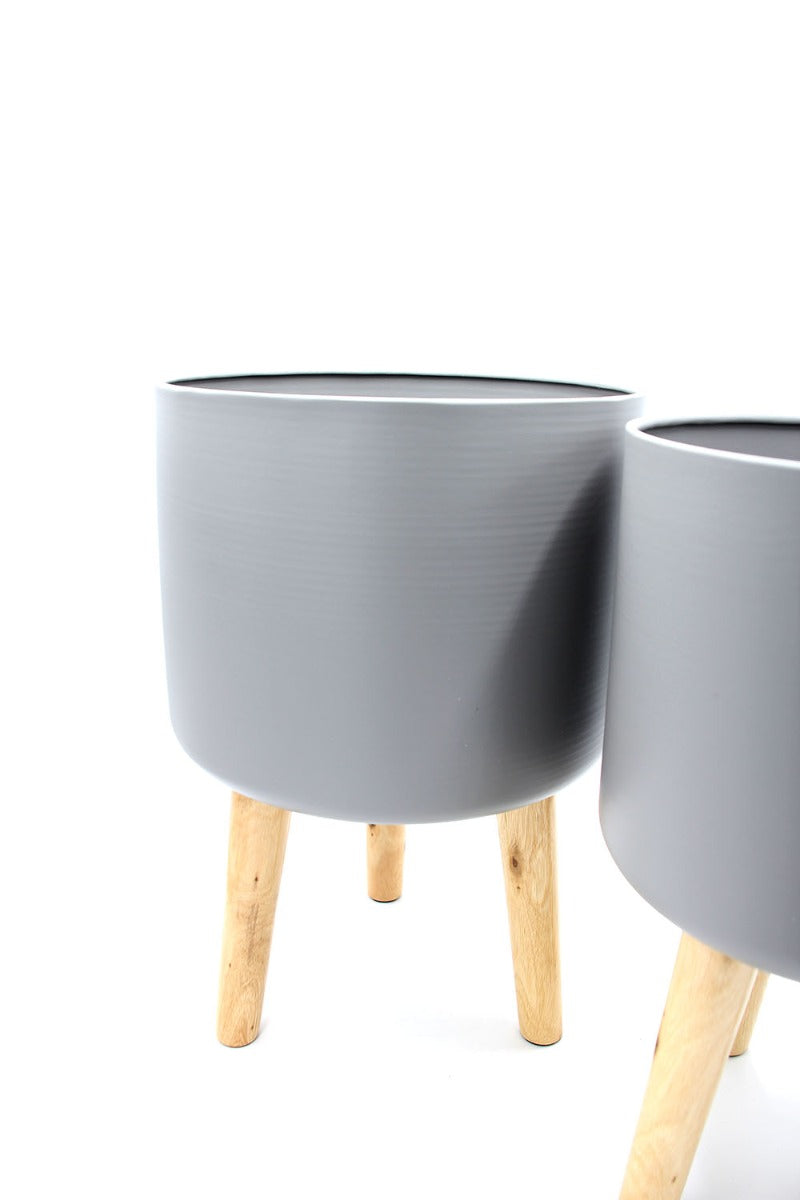 Vaso in metallo grigio su piedi in legno  - CONFIG0172