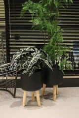 Vaso in metallo nero su piedi in legno  - CONFIG0170