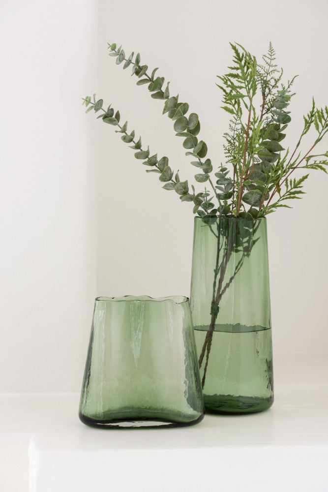 Vaso alto irregolare in vetro verde H33 - 13912
