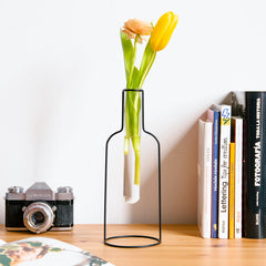 Vaso Bottle Silhouette Colore nero in metallo e vetro H26,50 - 27323