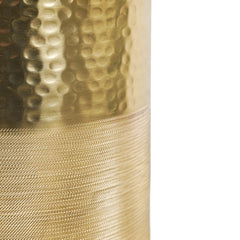 Dettaglio doppia texture martellata e lineare del Vaso Grace M in alluminio oro