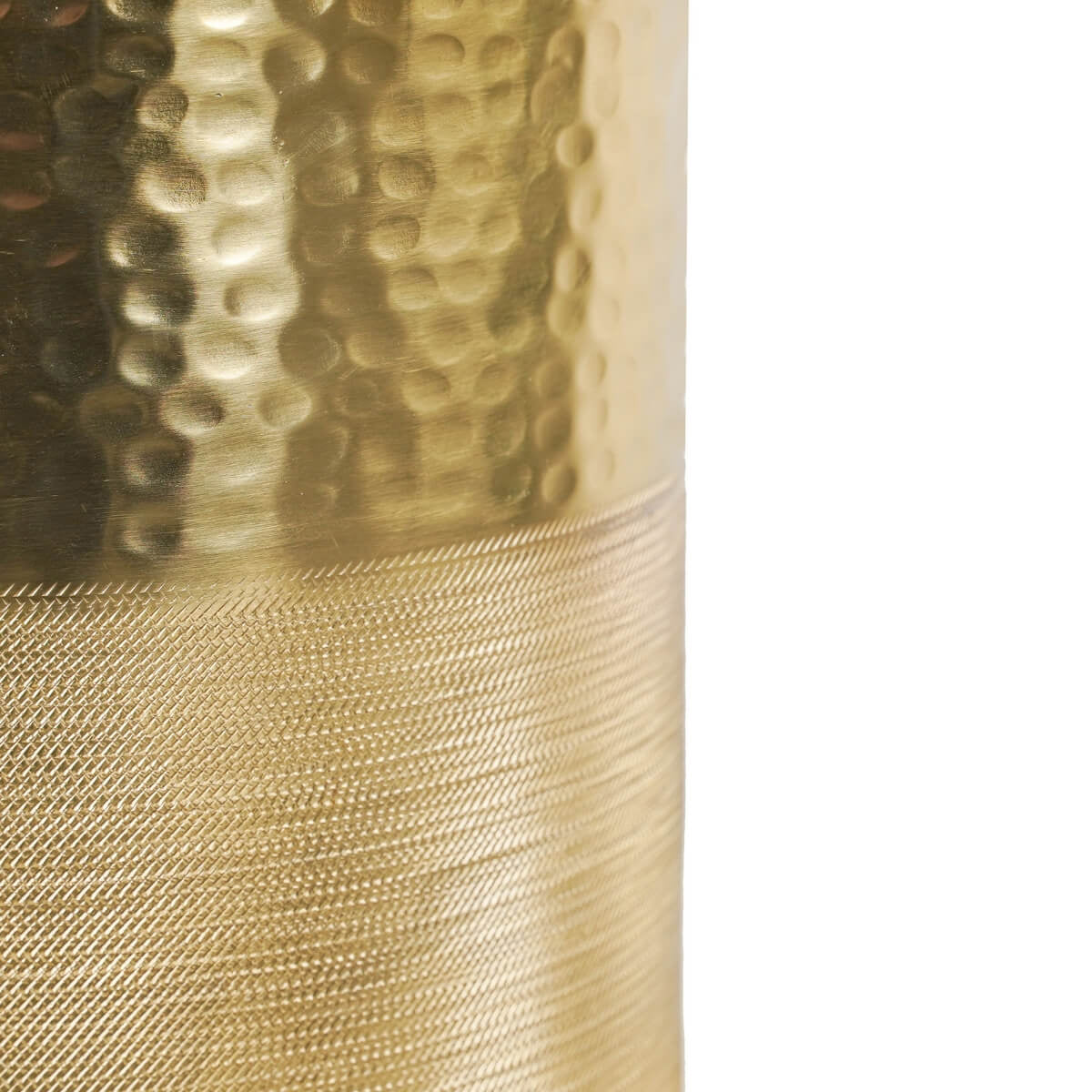 Dettaglio doppia texture martellata e lineare del Vaso Grace in alluminio oro