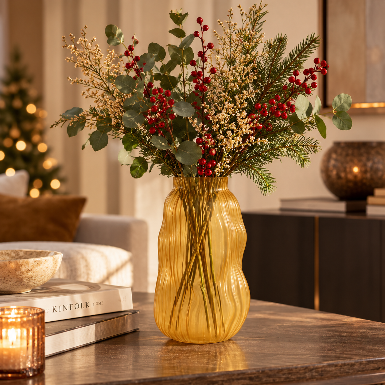Vaso Millerighe Sinuoso Ambra EDG Enzo De Gasperi H 32 cm con composizione di eucalipto, rami di abete e bacche rosse in elegante ambiente contemporaneo