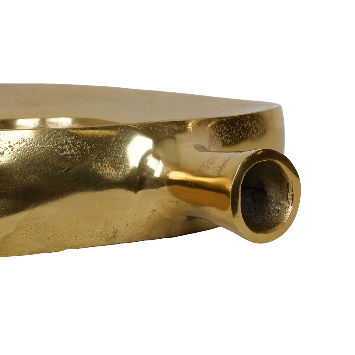 Dettaglio apertura superiore del vaso quadrato in alluminio oro