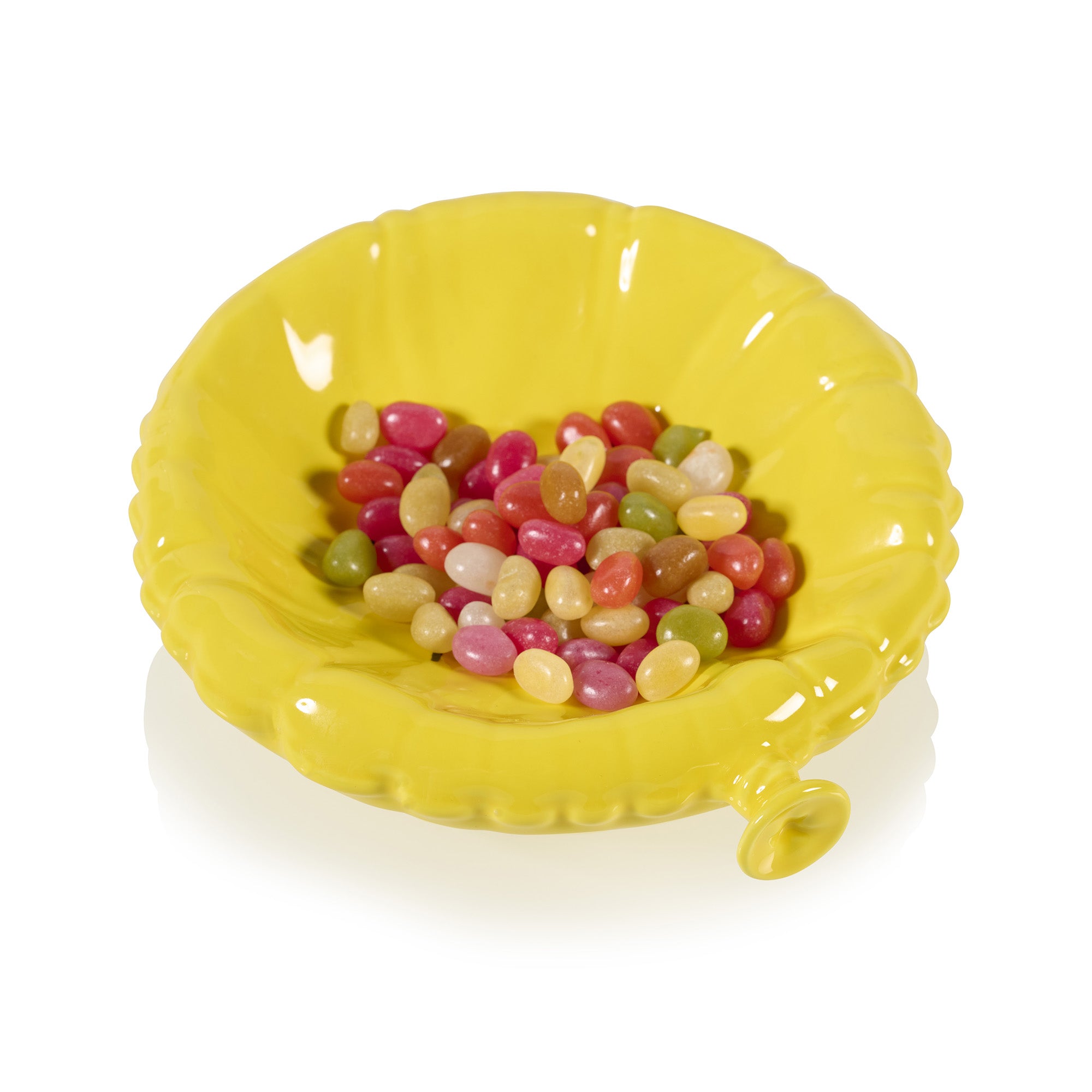 Vassoio decorativo Sad Balloon giallo in ceramica lucida con caramelle colorate, originale portaoggetti a forma di palloncino sgonfio.