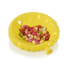 Vassoio decorativo Sad Balloon giallo in ceramica lucida con caramelle colorate, originale portaoggetti a forma di palloncino sgonfio.