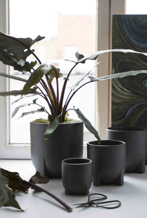 Vaso nero di terracotta Humble: vasi design D&M